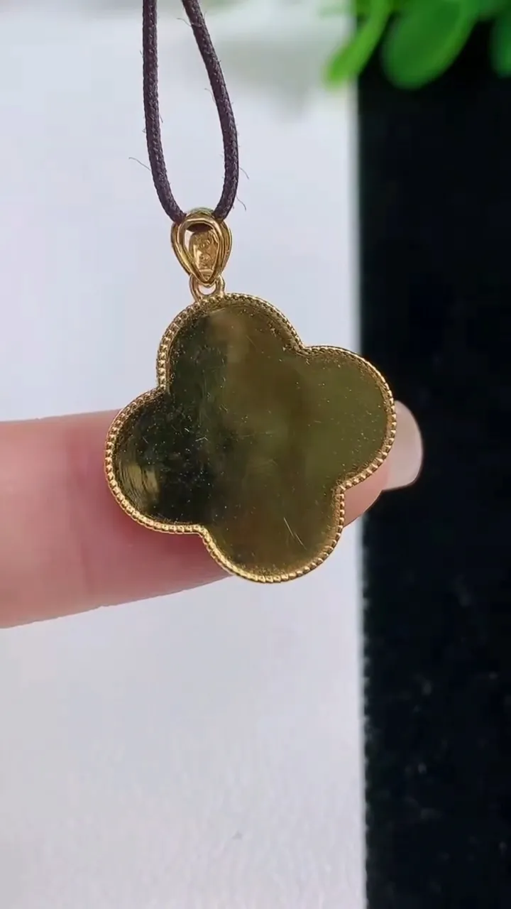 天然A货翡翠四叶草吊坠，尺寸18.3-14.2-1.4，重量:2.22g
8月18日