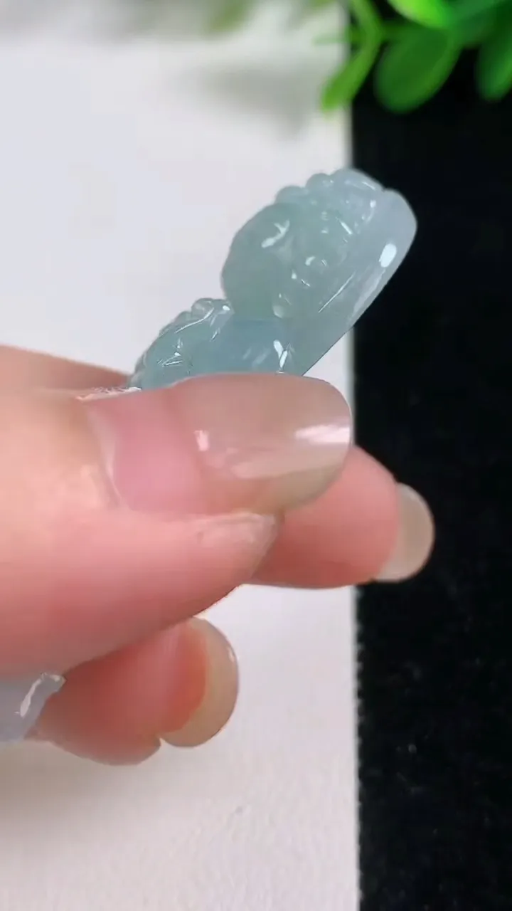 天然A货翡翠观音菩萨吊坠，尺寸64.2-37-8.4，重量:23.17g
8月18日