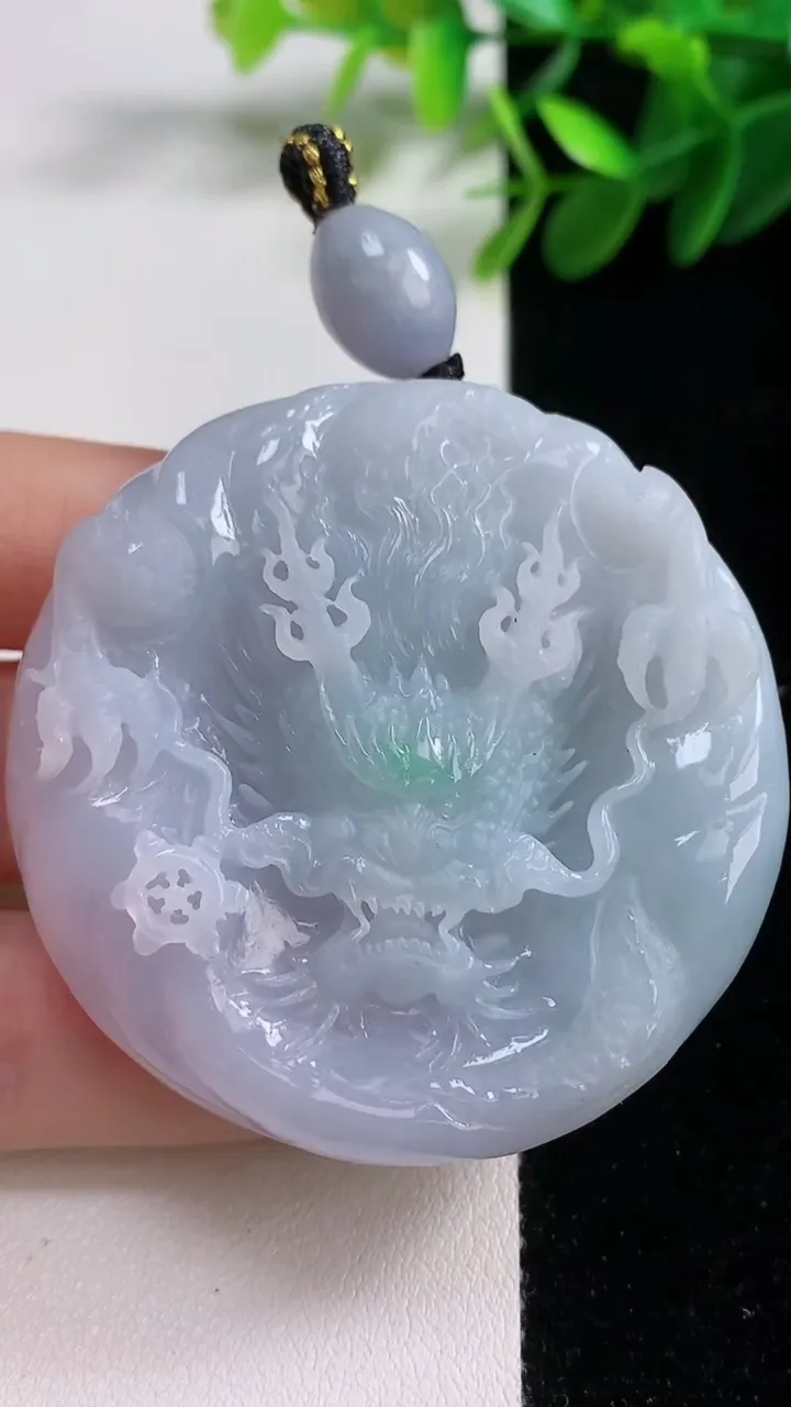 天然A货翡翠春带彩紫罗兰龙牌吊坠，尺寸52.6-14.3，重量:79.67g
8月18日