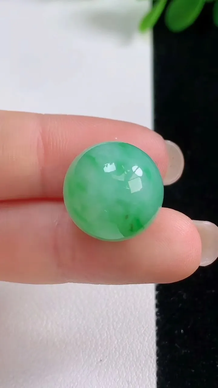 天然A货翡翠圆珠镶嵌件，尺寸16，重量:7.51g8月18日
工厂直销收藏佳品,种好水足，色泽均匀，