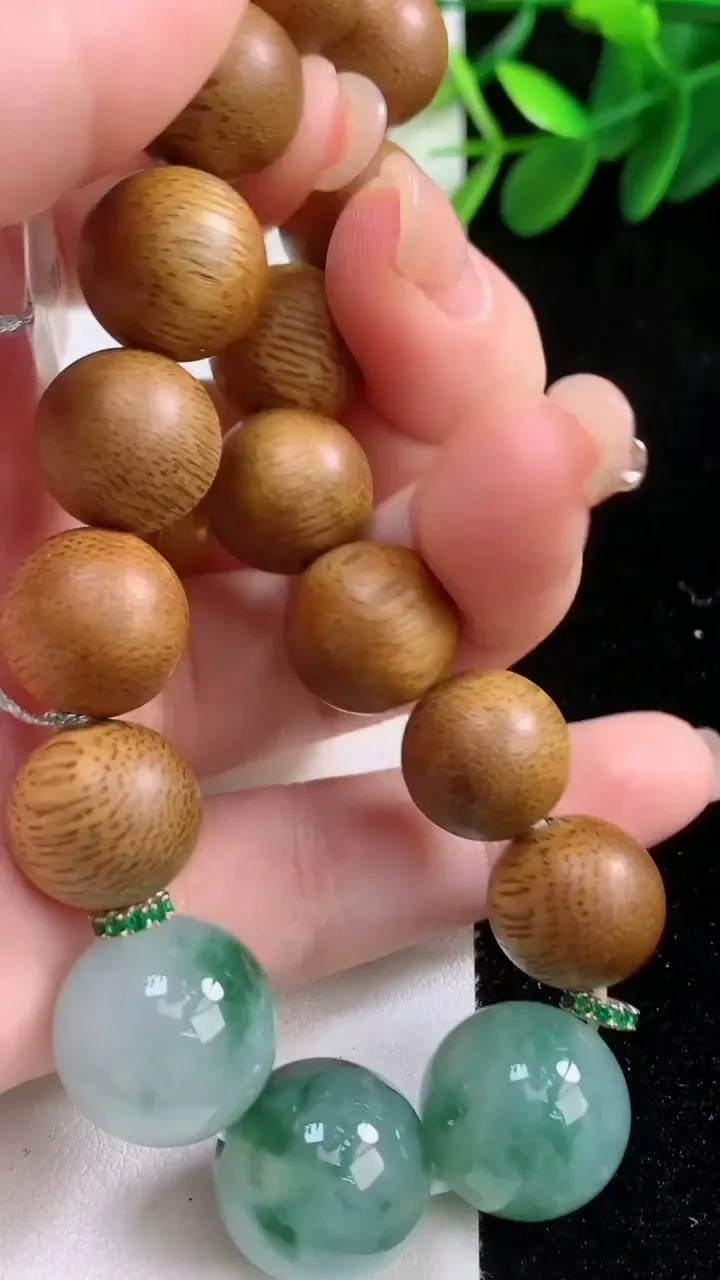 天然A货翡翠飘花圆珠手串，尺寸15，重量:24.39g8月18日
工厂直销收藏佳品,种好水足，色泽均匀，有种有色，上手高大气！