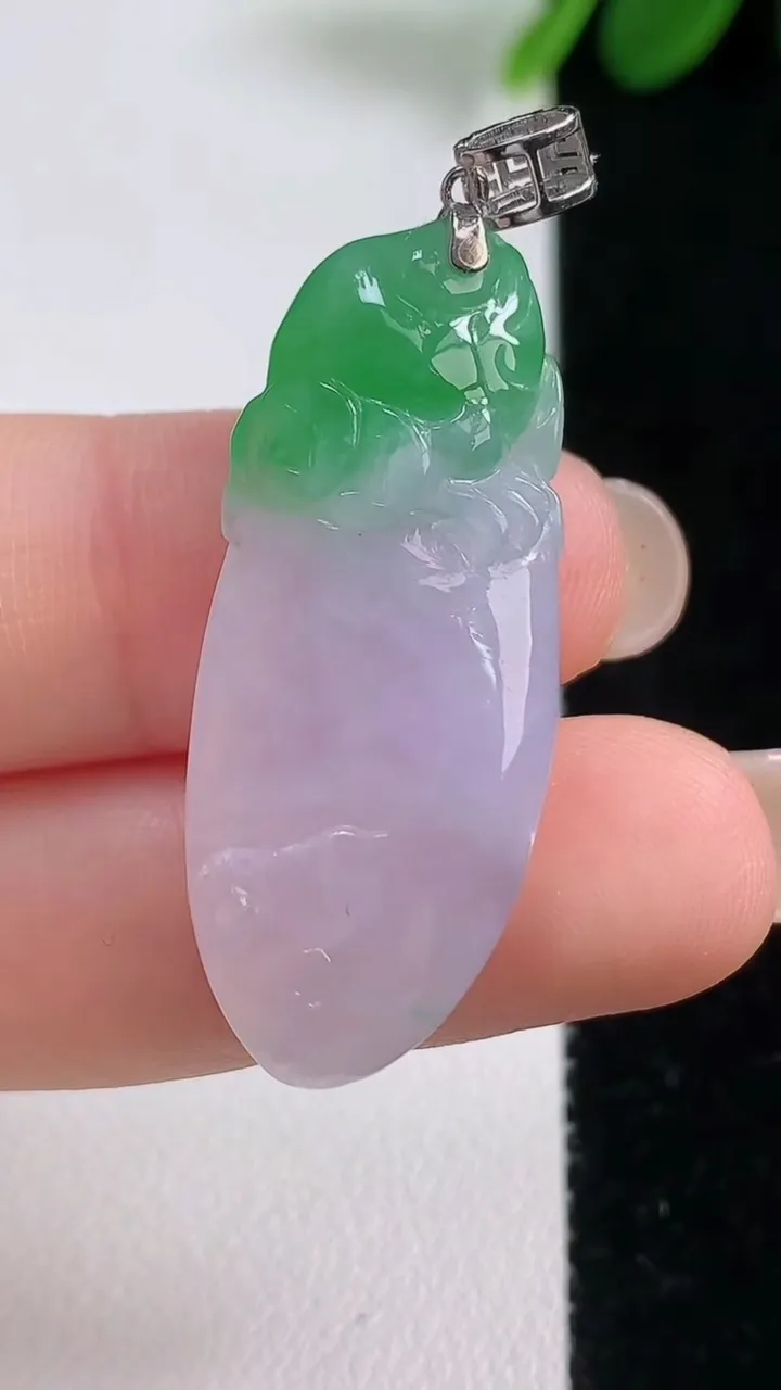 天然A货翡翠福瓜吊坠，尺寸36.3-14-7，重量:6.89g
8月18日