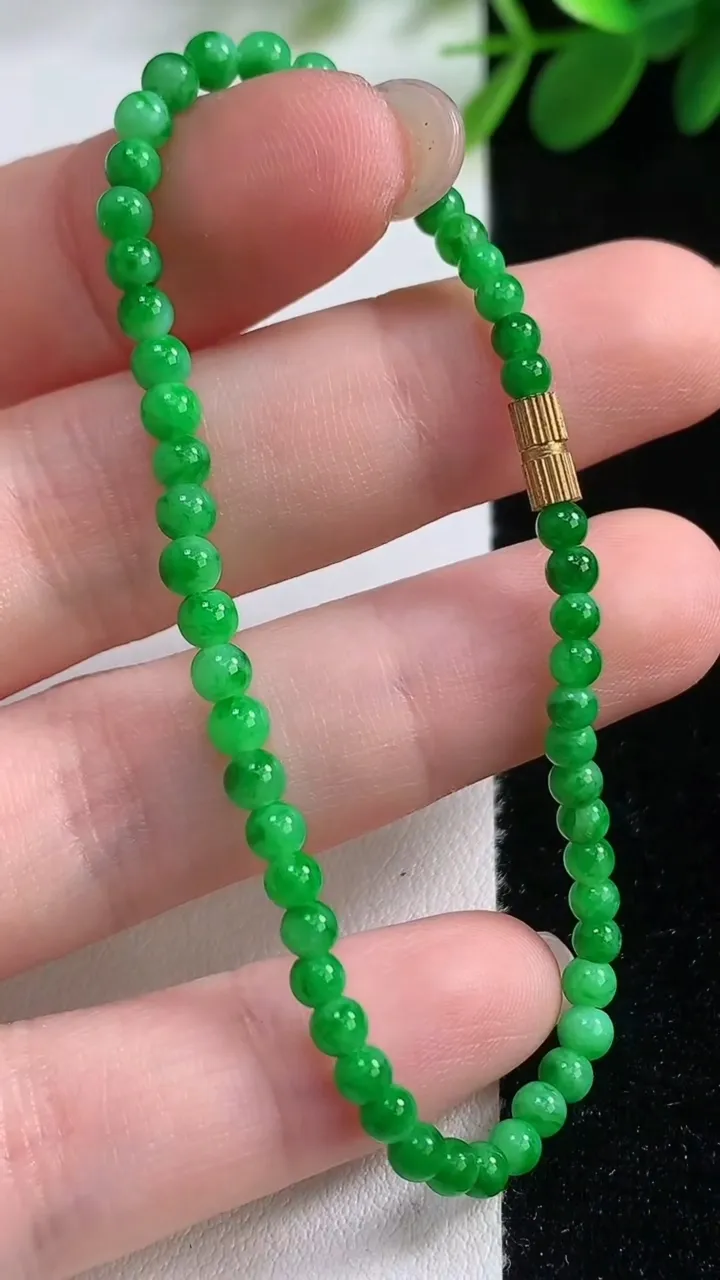 天然A货翡翠小米珠手串，尺寸3.6-55颗，重量:3.49g8月18日
工厂直销收藏佳品,种好水足，色泽均匀，有种有色，上手高大气！