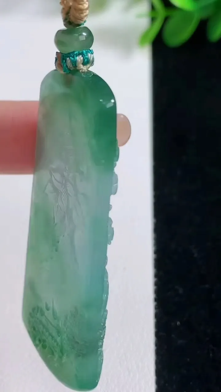 天然A货翡翠山水牌吊坠，尺寸52.5-24-5.4，重量:18.86g
8月18日