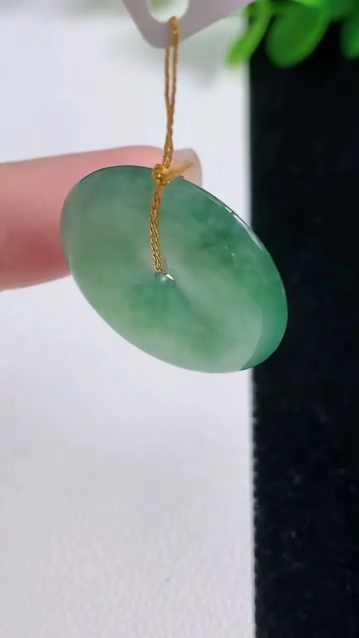 天然A货翡翠平安扣吊坠，尺寸24.5-4，重量:5.32g
8月18日