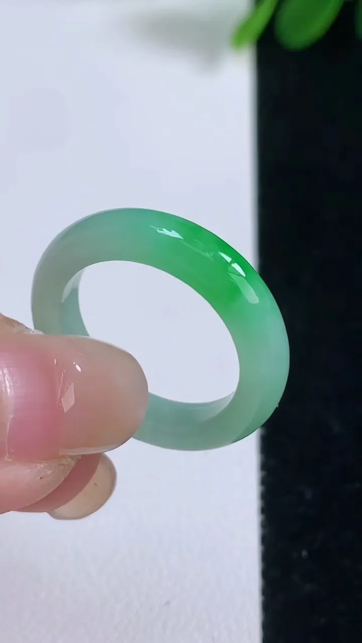 天然A货翡翠戒指指环，尺寸18-4.3-3.3，重量:3.53g2025年8月18日
工厂直销收藏佳品,种好水足，色泽均匀，有种有色，上手高大气！