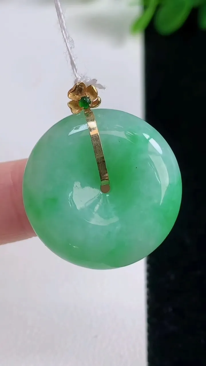 天然A货翡翠平安扣吊坠，尺寸24-6.4，重量:5.16g
8月18日