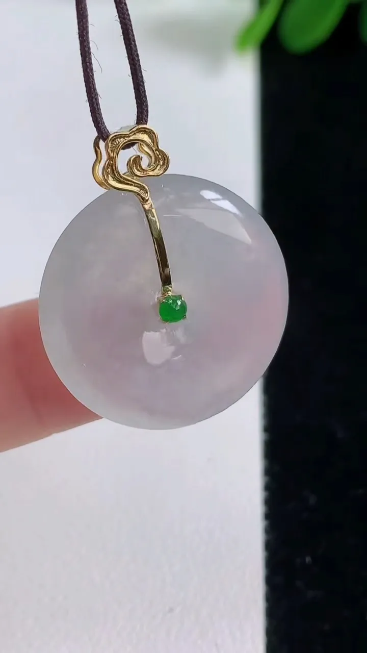 天然A货翡翠种白冰平安扣吊坠，尺寸23-4.6，重量:5.33g
8月18日