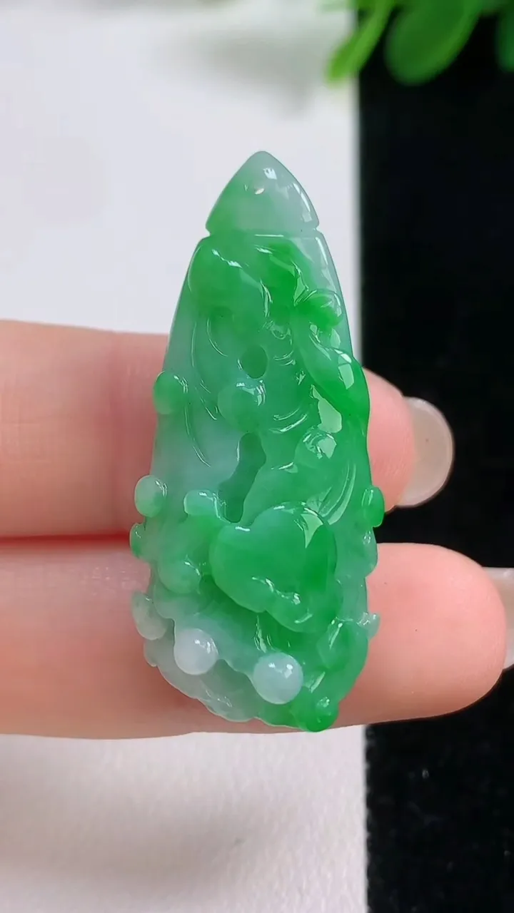天然A货翡翠白菜吊坠，尺寸39.2-15-10.5，重量:9.01g
8月18日