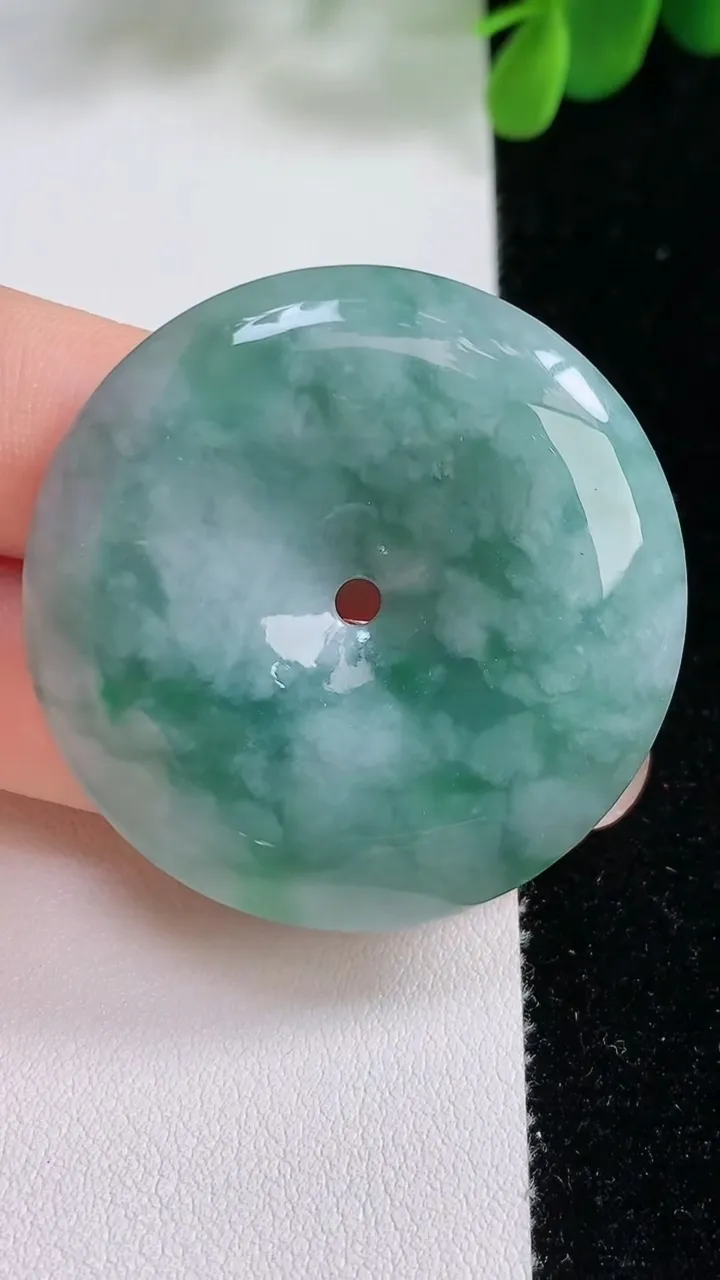 天然A货翡翠飘花平安扣吊坠，尺寸40-6.8，重:22.32g
8月18日