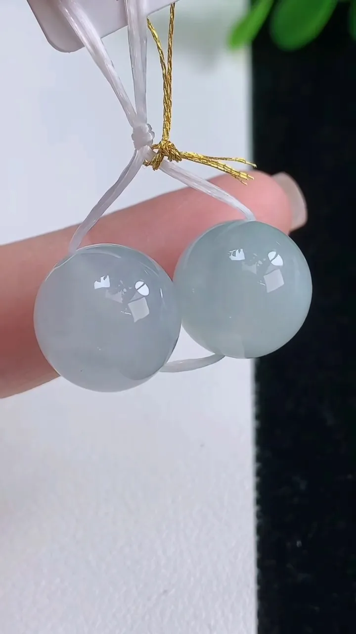 天然A货翡翠飘花圆珠镶嵌件一对，尺寸13.3，重量:8.42g8月18日
工厂直销收藏佳品,种好水足，色泽均匀，有种有色，上手高大气！