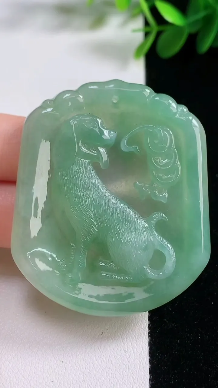 天然A货翡翠生肖狗吊坠，尺寸57.7-44-5.2，重量:23.35g
8月18日