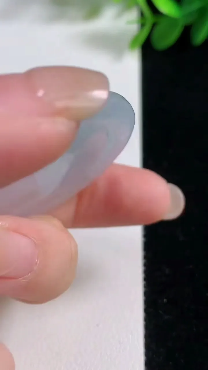 天然A货翡翠生肖猴吊坠，尺寸49-42.7-5，重量:19.44g
8月18日