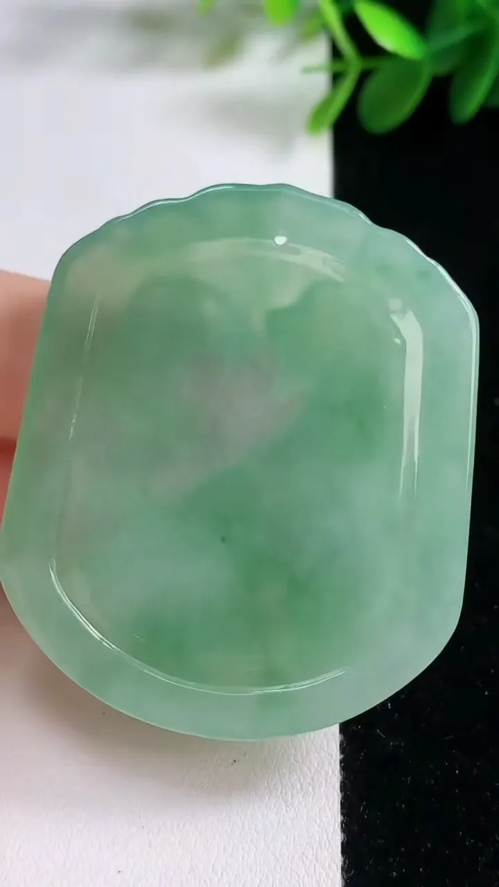 天然A货翡翠生肖狗吊坠，尺寸57.7-44-5.2，重量:23.35g
8月18日