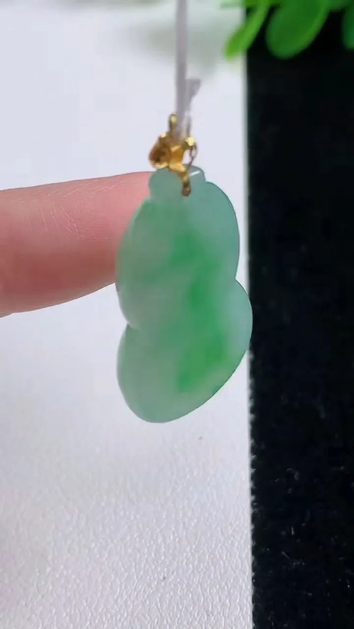 天然A货翡翠葫芦吊坠，尺寸30.3-17.5-6.4，重量:6.76g
8月18日