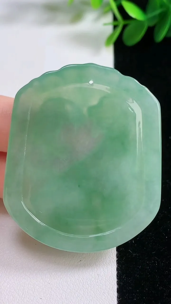 天然A货翡翠生肖狗吊坠，尺寸57.7-44-5.2，重量:23.35g
8月18日