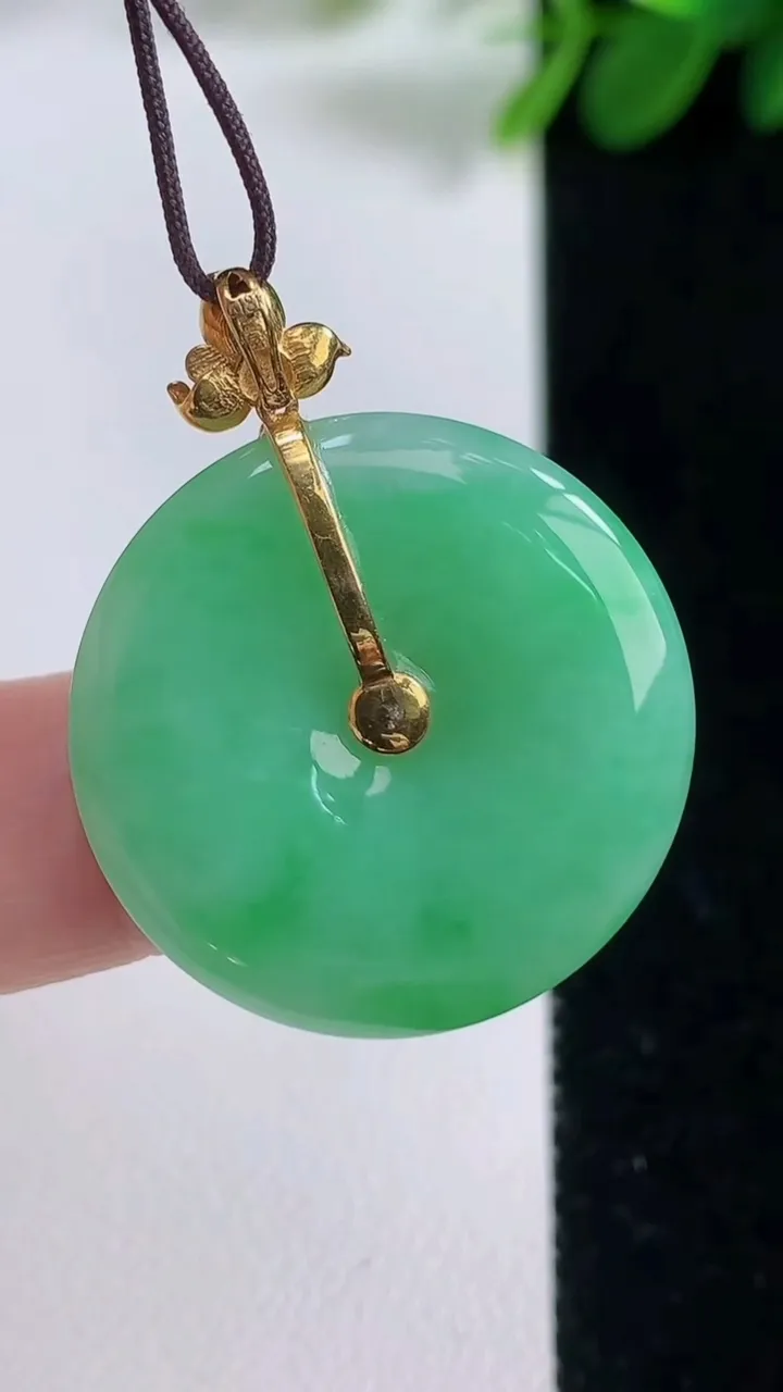 天然A货翡翠平安扣吊坠，尺寸25.3-4，重量:6.09g
8月18日