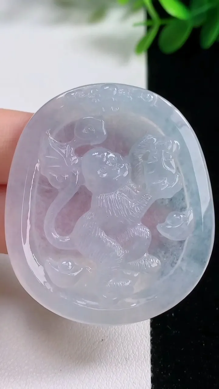 天然A货翡翠生肖猴吊坠，尺寸49-42.7-5，重量:19.44g
8月18日