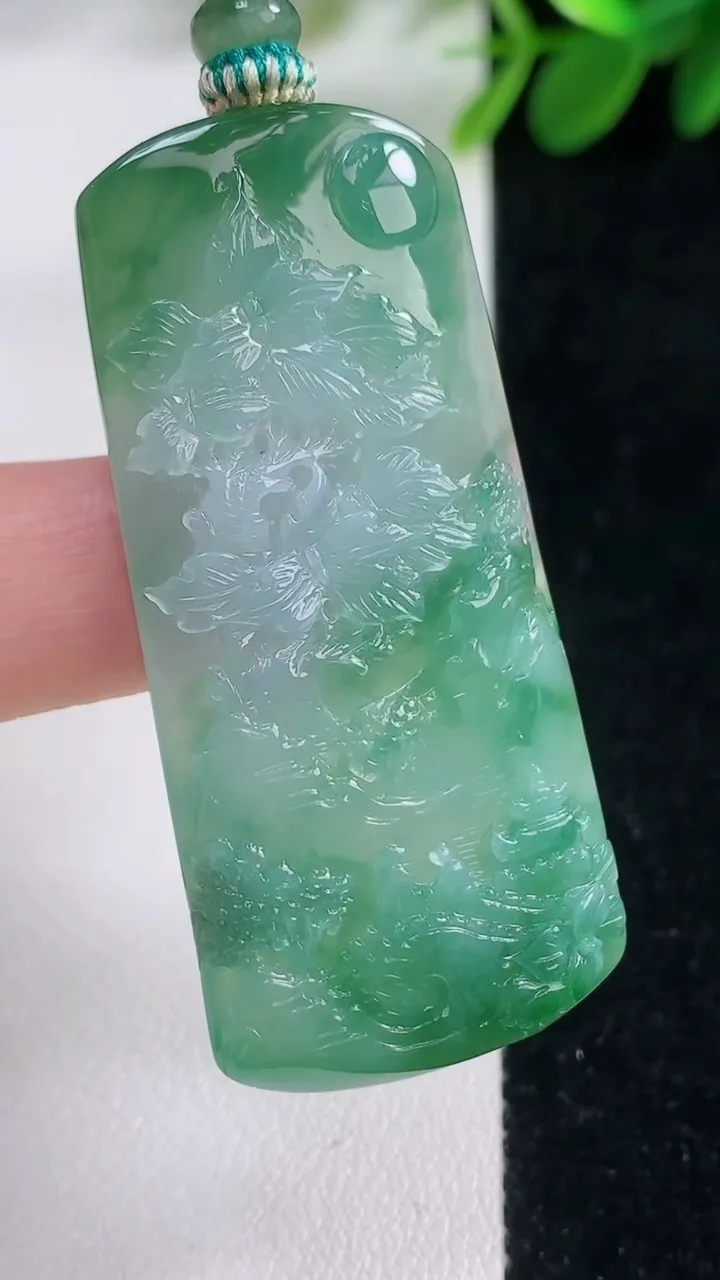天然A货翡翠山水牌吊坠，尺寸52.5-24-5.4，重量:18.86g
8月18日
