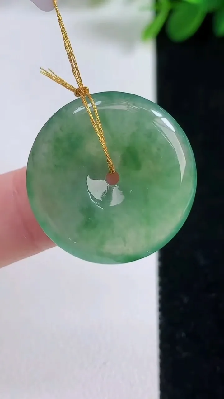 天然A货翡翠平安扣吊坠，尺寸24.5-4，重量:5.32g
8月18日
