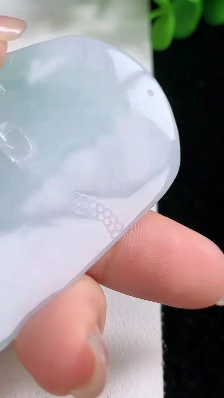 天然A货翡翠飘花生肖虎吊坠，尺寸62-40.5-6.5，重:25.64g
8月18日