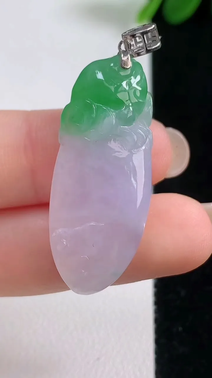 天然A货翡翠福瓜吊坠，尺寸36.3-14-7，重量:6.89g
8月18日