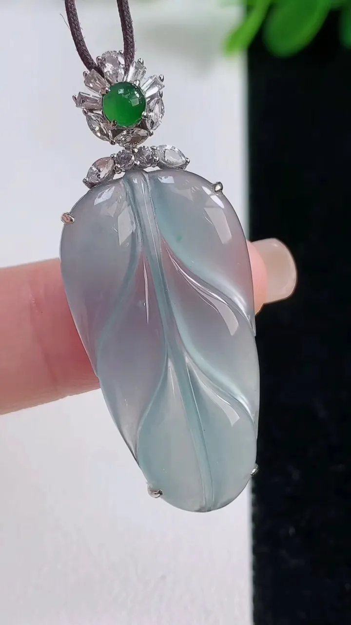 天然A货翡翠种飘花金枝玉叶 叶子吊坠，尺寸32-16.4-4.4，重量:4.26g
8月18日
