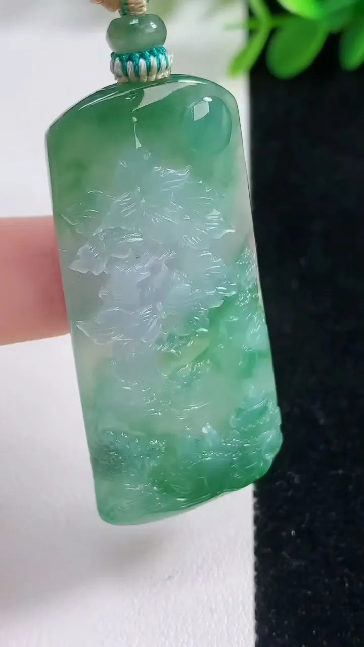 天然A货翡翠山水牌吊坠，尺寸52.5-24-5.4，重量:18.86g
8月18日