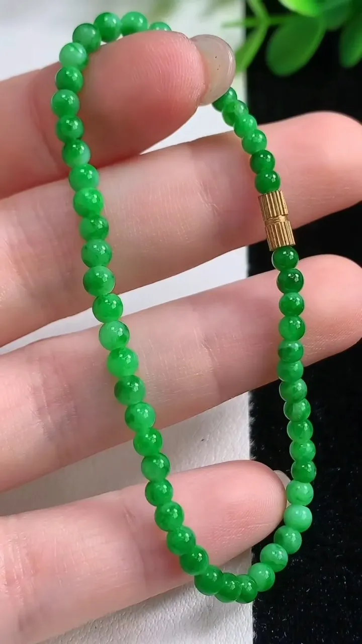 天然A货翡翠小米珠手串，尺寸3.6-55颗，重量:3.49g8月18日
工厂直销收藏佳品,种好水足，色泽均匀，有种有色，上手高大气！