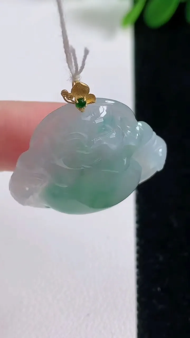 天然A货翡翠18k金飘花佛公吊坠，尺寸26.7-30-6，重量:7.25g
8月18日