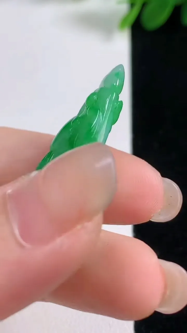 天然A货翡翠白菜吊坠，尺寸39.2-15-10.5，重量:9.01g
8月18日