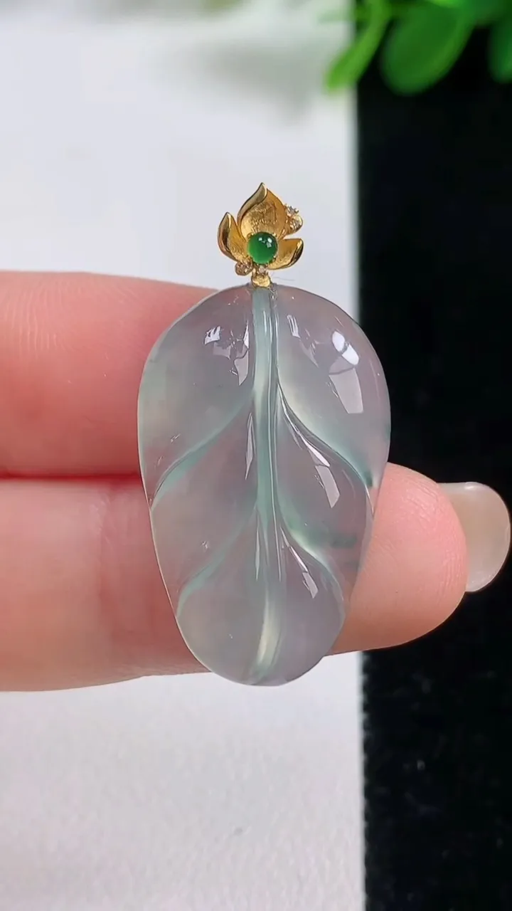 天然A货翡翠种飘花金枝玉叶 叶子吊坠，尺寸25.3-16.5-5，重量:3.78g
8月18日