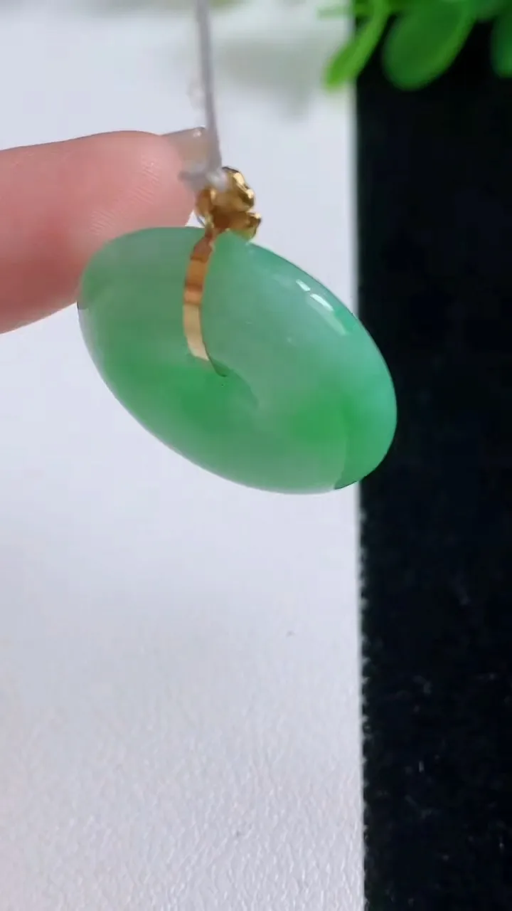 天然A货翡翠平安扣吊坠，尺寸24-6.4，重量:5.16g
8月18日