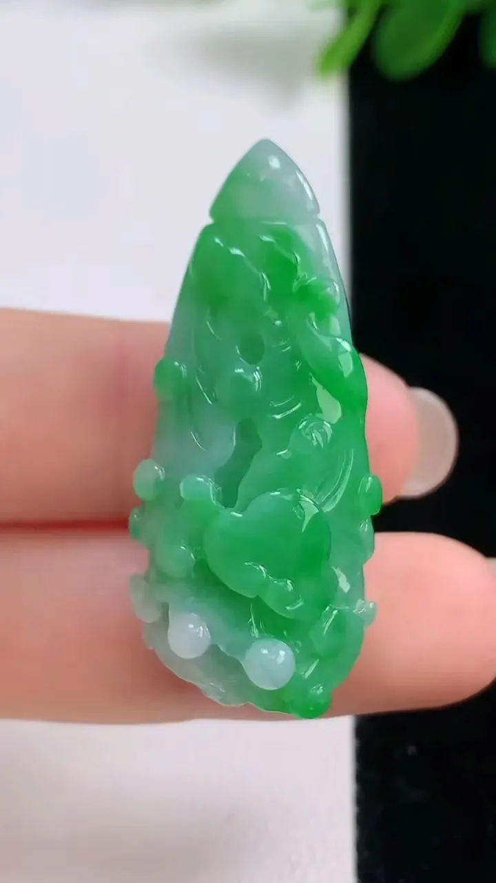 天然A货翡翠白菜吊坠，尺寸39.2-15-10.5，重量:9.01g
8月18日