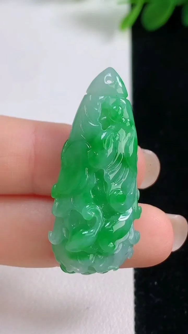 天然A货翡翠白菜吊坠，尺寸39.2-15-10.5，重量:9.01g
8月18日