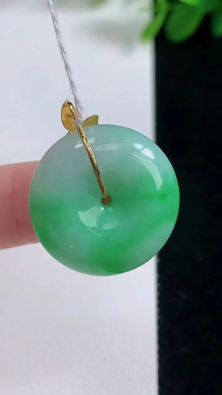 天然A货翡翠平安扣吊坠，尺寸22.6-6.8，重量:7.27g
8月18日