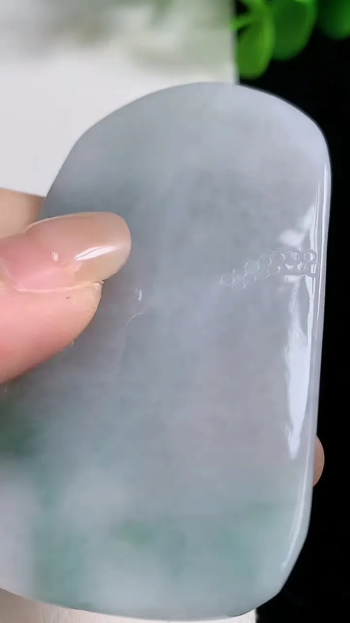 天然A货翡翠飘花生肖虎吊坠，尺寸62-40.5-6.5，重:25.64g
8月18日