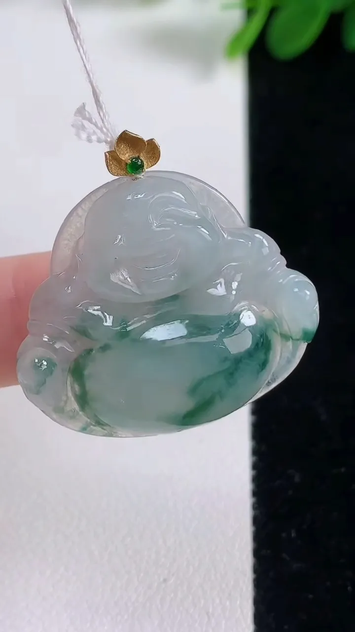 天然A货翡翠18k金飘花佛公吊坠，尺寸27.2-30.3-5.8，重量:6.58g
8月18日