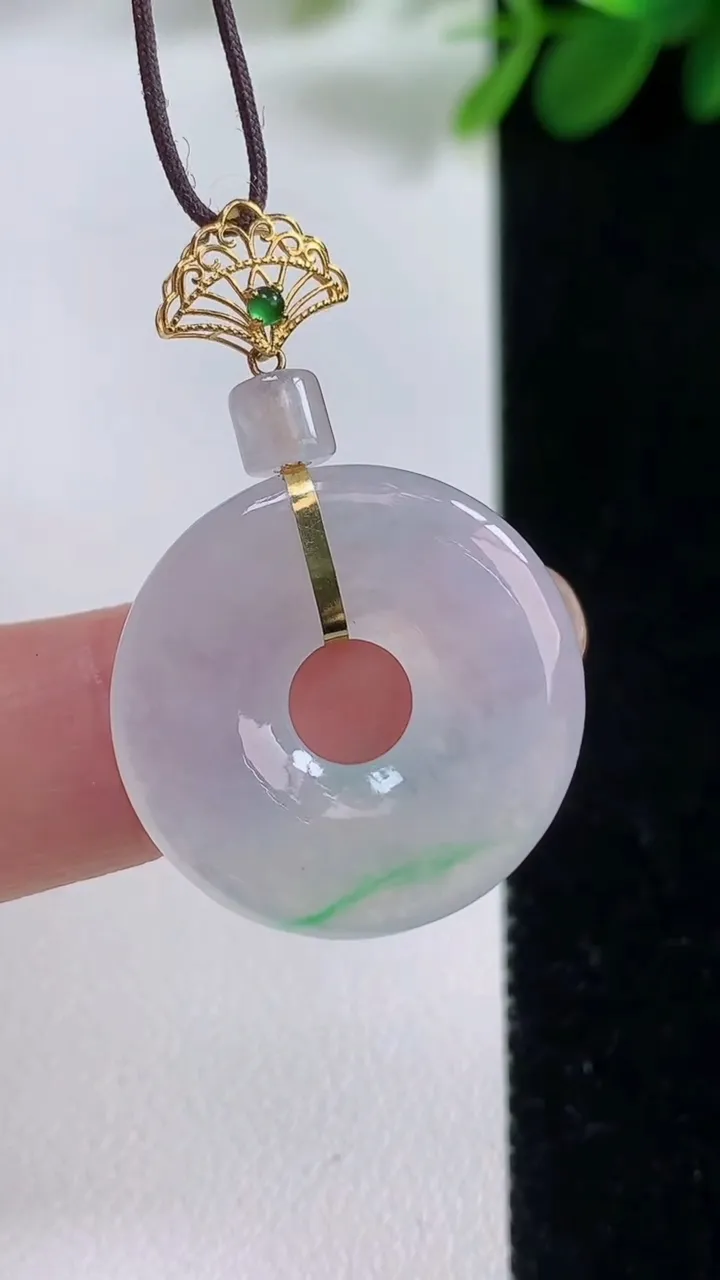 天然A货翡翠平安环吊坠，尺寸53-4，重量:4.76g
8月18日
