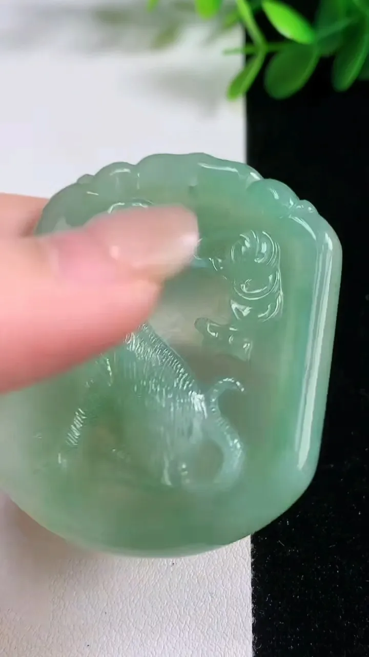 天然A货翡翠生肖狗吊坠，尺寸57.7-44-5.2，重量:23.35g
8月18日