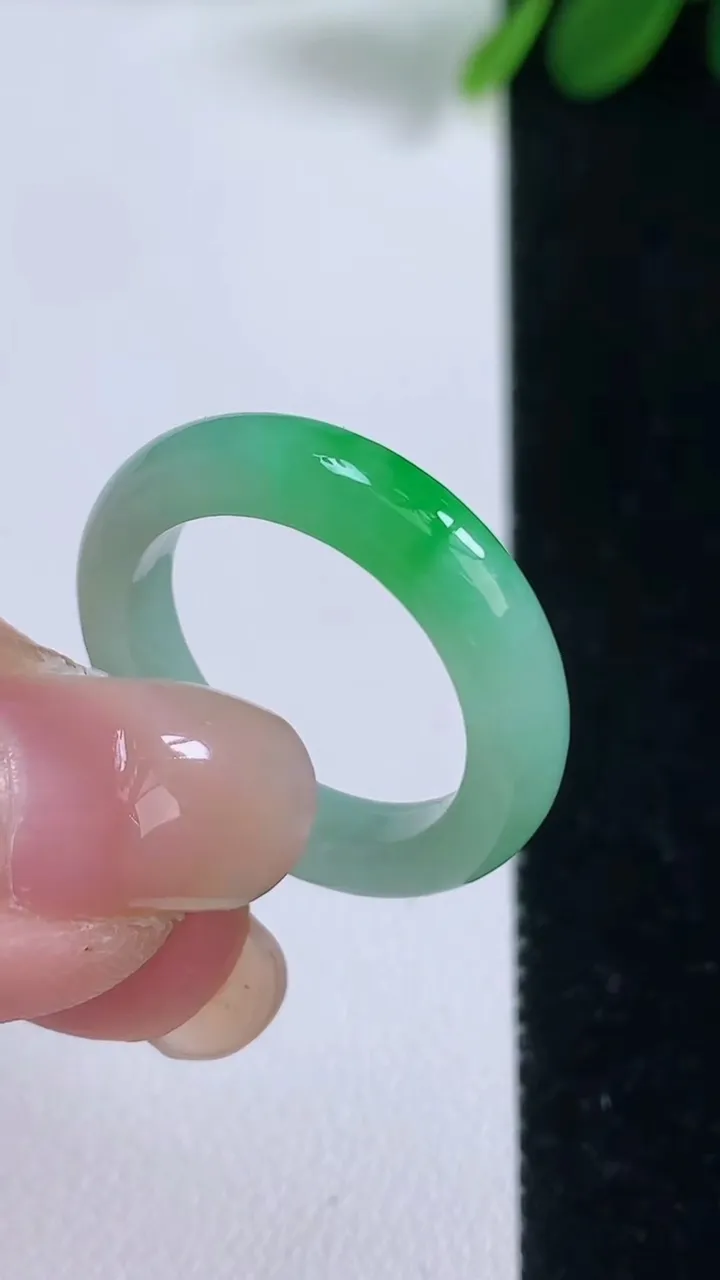 天然A货翡翠戒指指环，尺寸18-4.3-3.3，重量:3.53g2025年8月18日
工厂直销收藏佳品,种好水足，色泽均匀，有种有色，上手高大气！