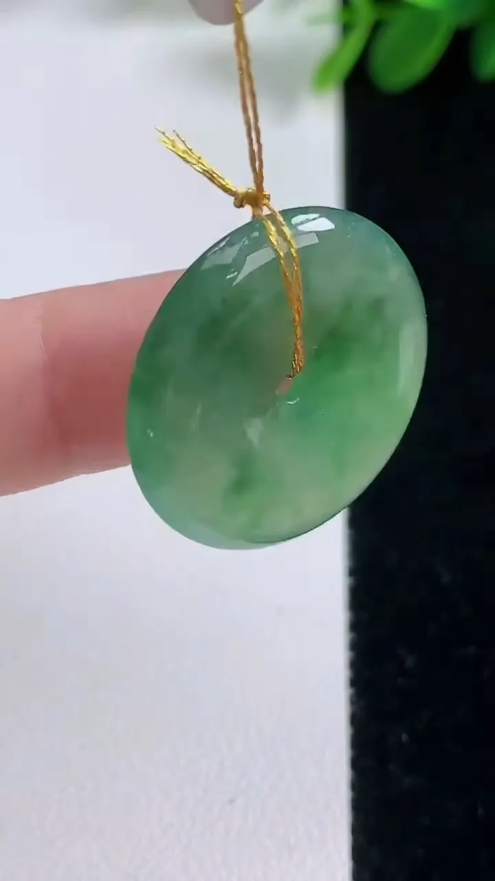 天然A货翡翠平安扣吊坠，尺寸24.5-4，重量:5.32g
8月18日
