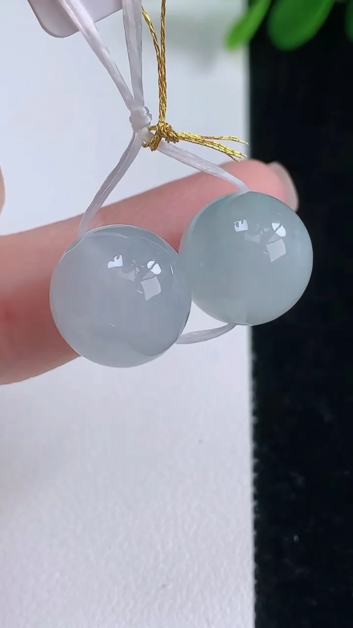 天然A货翡翠飘花圆珠镶嵌件一对，尺寸13.3，重量:8.42g8月18日
工厂直销收藏佳品,种好水足，色泽均匀，有种有色，上手高大气！