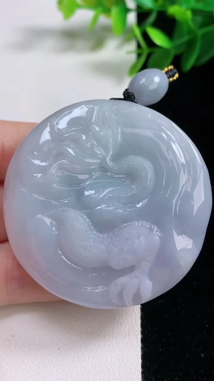 天然A货翡翠春带彩紫罗兰龙牌吊坠，尺寸52.6-14.3，重量:79.67g
8月18日