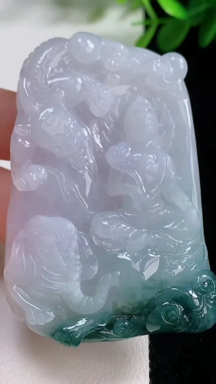 天然A货翡翠飘花普贤菩萨吊坠，尺寸63.2-41.6-11.8，重量:65.47g
8月18日