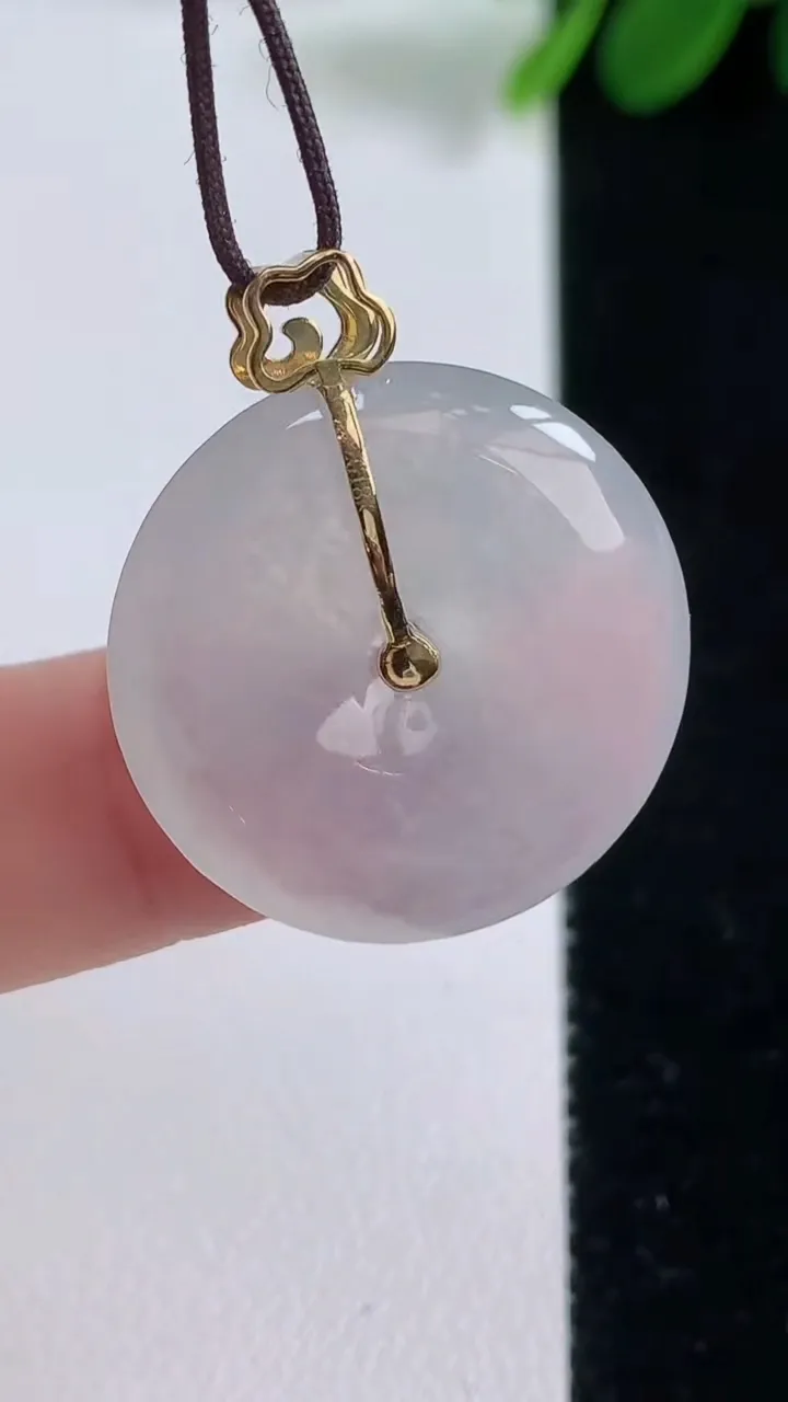 天然A货翡翠种白冰平安扣吊坠，尺寸23-4.6，重量:5.33g
8月18日