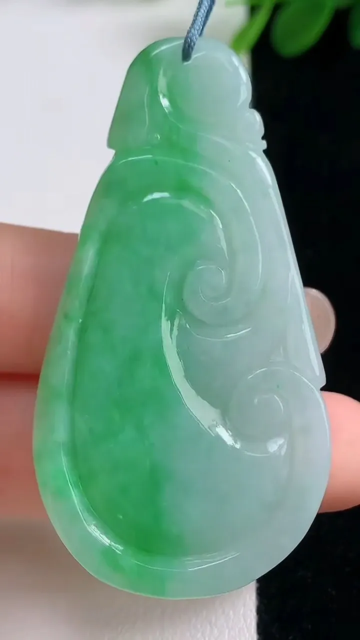 天然A货翡翠如意吊坠，尺寸57.5-30-4.6，重量:16.80g
8月18日