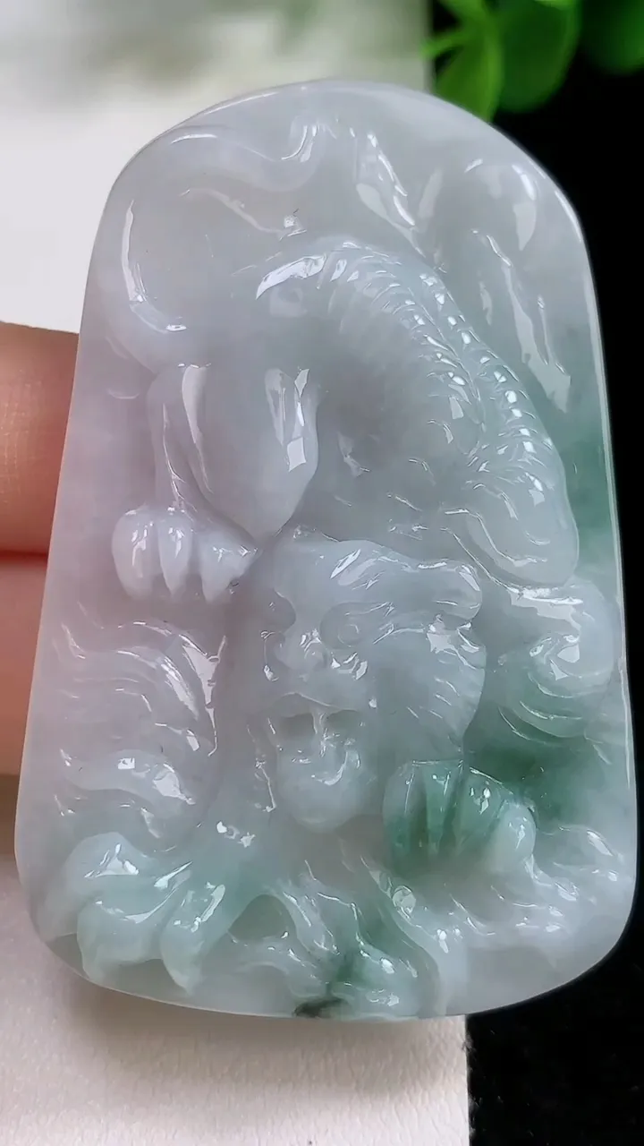 天然A货翡翠飘花生肖虎吊坠，尺寸62-40.5-6.5，重:25.64g
8月18日