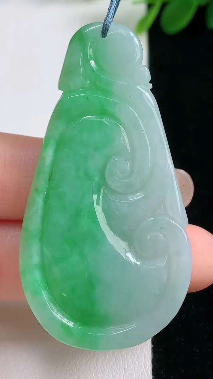 天然A货翡翠如意吊坠，尺寸57.5-30-4.6，重量:16.80g
8月18日