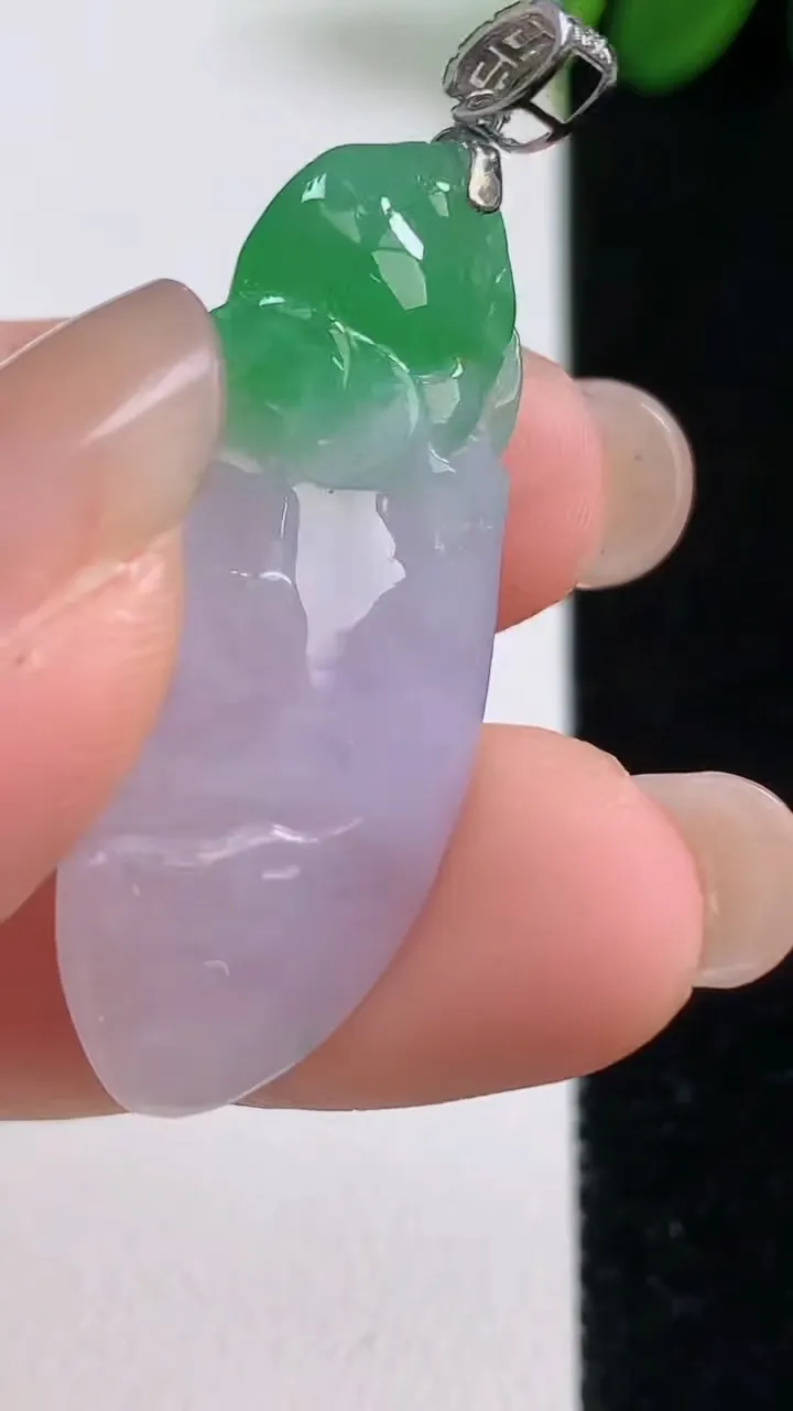 天然A货翡翠福瓜吊坠，尺寸36.3-14-7，重量:6.89g
8月18日